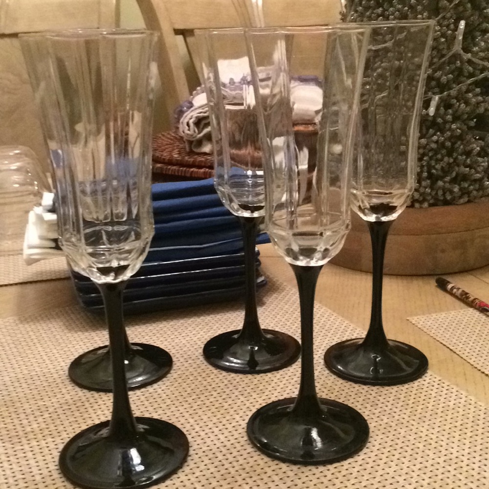 Beautiful steam  5 champagne glasses france